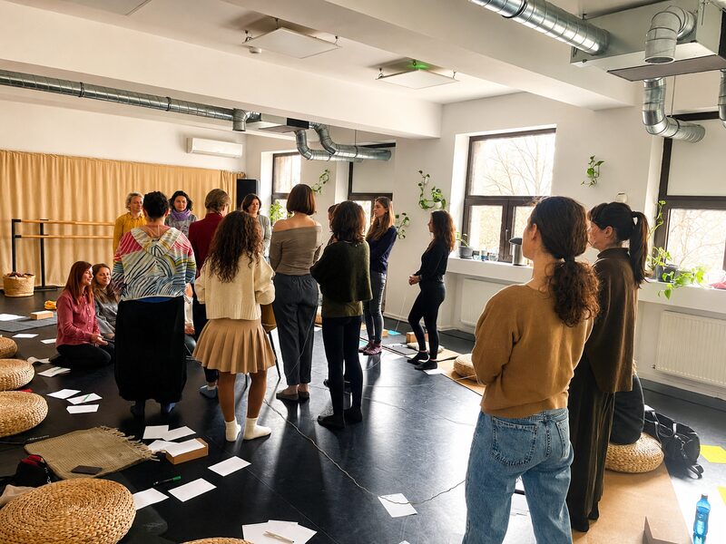 Participante lucrând împreună într-un atelier