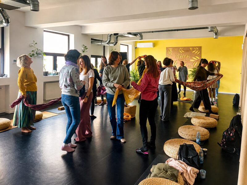 Femei într-un exercițiu de mișcare în grup